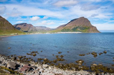 Kasabaya ve Tradarhyrna Dağı 'na doğru Bolungarvik Körfezi' ne bakın.