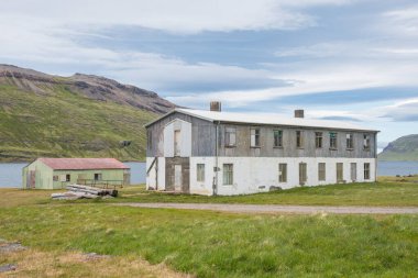 İzlanda kırsalındaki Strandir 'deki İngolfsfjordur' daki eski Ringa Ringa fabrikası.