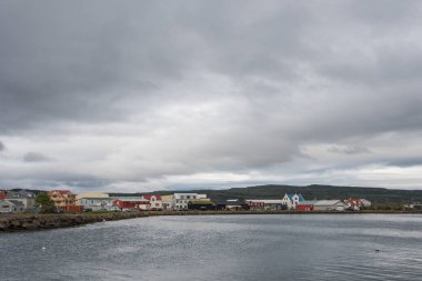 Kuzey İzlanda Strandir 'deki Steingrimsfjordur fiyordunda Holmavik kasabası