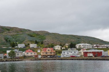 Kuzey İzlanda Strandir 'deki Steingrimsfjordur fiyordunda Holmavik kasabası