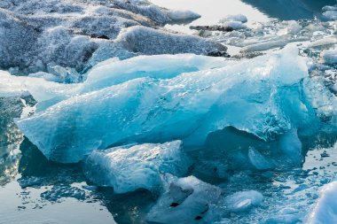Güney İzlanda 'da güneşli bir bahar gününde Jokulsarlon Buzul Gölü