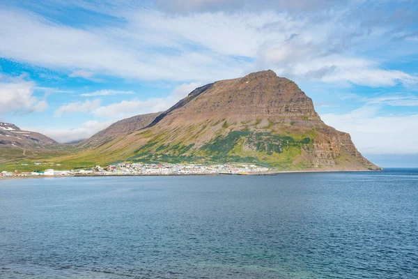 Kasabaya ve Tradarhyrna Dağı 'na doğru Bolungarvik Körfezi' ne bakın.