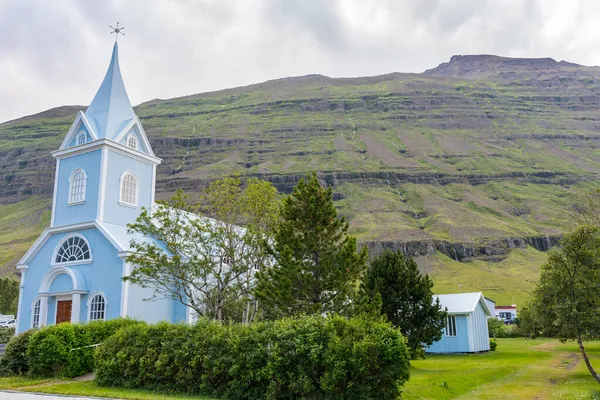 冰岛东部Seydisfjordur镇的教堂 — 图库照片