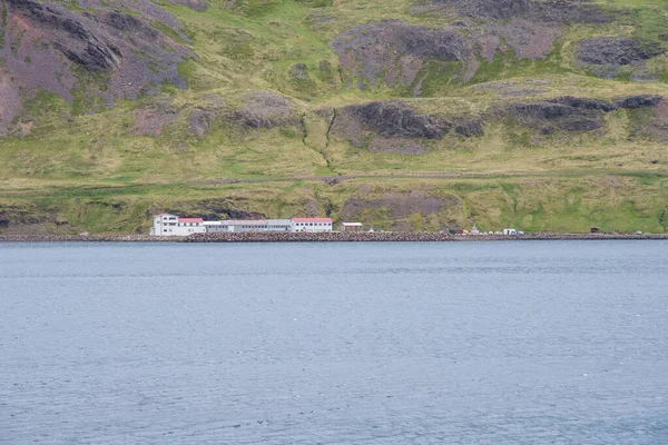 向冰岛农村斯特兰迪尔的Nordurfjordur港的看法 — 图库照片