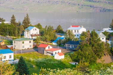 Doğu İzlanda 'nın Reydarfjordur kasabası Bir yaz akşamı