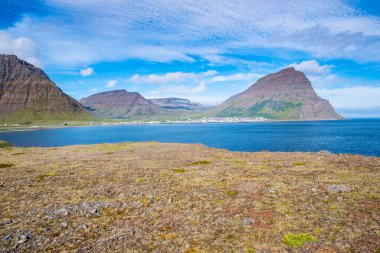 Kasabaya ve Tradarhyrna Dağı 'na doğru Bolungarvik Körfezi' ne bakın.