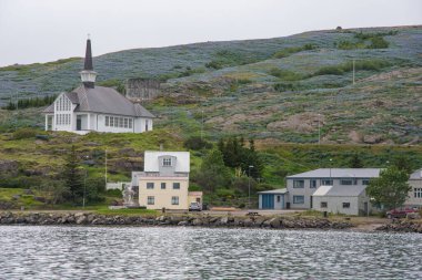 İzlanda kırsalında Strandir 'deki Holmavik Köyü Kilisesi