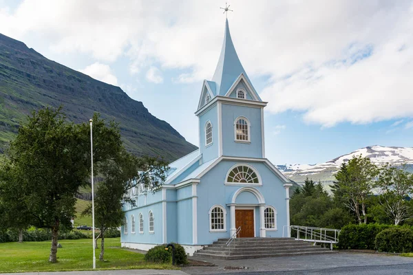 Kirkko Seydisfjordurin Kaupungissa Itä Islannissa — kuvapankkivalokuva