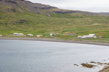 İzlanda kırsalında Strandir 'deki Nordurfjordur köyüne doğru bak