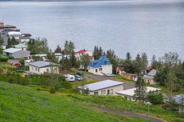 Doğu İzlanda 'nın Nordfjordur fiyortundaki Neskaupsstadur kasabası.
