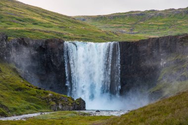 Bir yaz günü Seydisfjordur, Doğu İzlanda 'da Fjardara nehrinde şelale gufufoss.