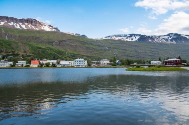 Seydisfjordur Kasabası, Doğu İzlanda Bir yaz günü