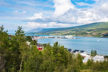 Kuzey İzlanda 'da bir yaz günü Akureyri kasabası