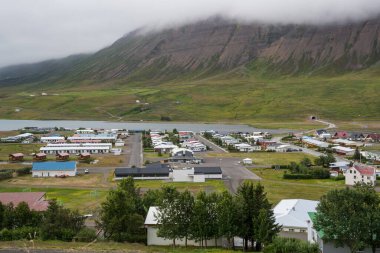 Kuzey İzlanda 'daki Olafsfjordur kasabasına bakın