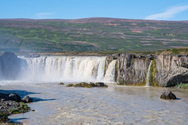 Güneşli bir yaz gününde Kuzey İzlanda 'daki Godafoss Şelalesi