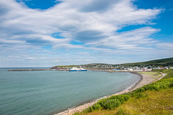 Kuzey İzlanda 'daki Husavik kasabasının kıyı şeridine bakın.
