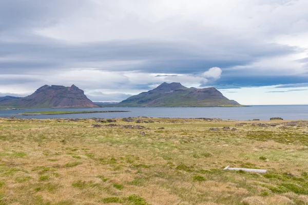 アイスランドの田舎のStrandirにあるNordurfjordurフィヨルドへのTrekyllisvik湾を見下ろす — ストック写真