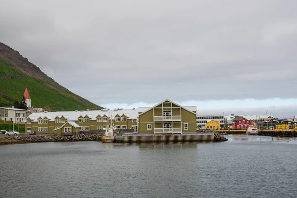 Город Сигуфьордур Северной Исландии — стоковое фото