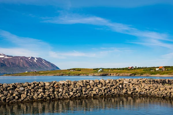 Καλοκαιρινή Μέρα Στο Χωριό Hrisey Στη Βόρεια Ισλανδία — Φωτογραφία Αρχείου