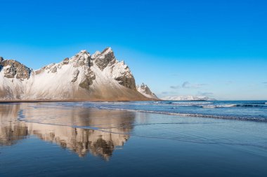 Güney İzlanda 'daki Vestrahorn Dağı' nda güneşli bir sonbahar günü.
