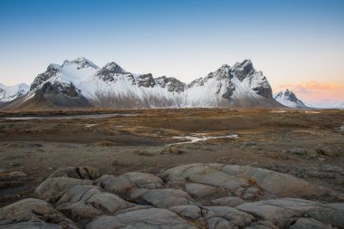 Güney İzlanda 'daki Vestrahorn Dağı' nda güneşli bir sonbahar günü.