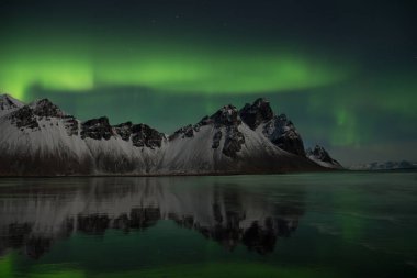 Aurora Borealis Güney İzlanda 'daki Vestrahorn Dağı' nın üzerinde.