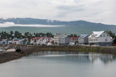 Kuzey İzlanda 'da bir yaz günü Akureyri kasabası