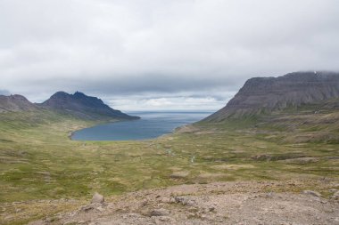 Batı İzlanda 'daki Veidileysufjordur fiyorduna bir göz at