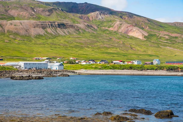 冰岛东部Borgarfjordur Eystri Fjord的Bakkagerdi镇 — 图库照片