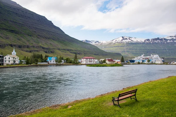 夏の日に東アイスランドのSyedisfjordur町 — ストック写真