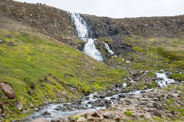 Vízesés Veidileysufjordur Strandir Nyugat Izlandon — Stock Fotó