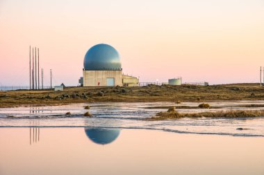 Günbatımında Güney İzlanda 'daki Stoksnes' in radar kubbesi