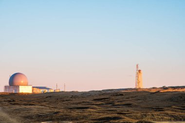 Güney İzlanda 'daki Stoksnes deniz feneri ve radar istasyonu.