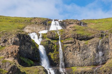 Jokuldalur kuzeydoğu İzlanda'daki Rjukandafoss şelale