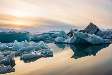 Güney İzlanda 'da güneşli bir bahar gününde Jokulsarlon Buzul Gölü