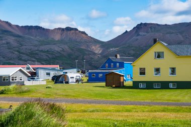 Doğu İzlanda, Borgarfjordur Eystri fiyordunda Bakkagerdi kasabası.