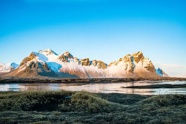 Güney İzlanda 'daki Vestrahorn Dağı' nda güneşli bir sonbahar günü.