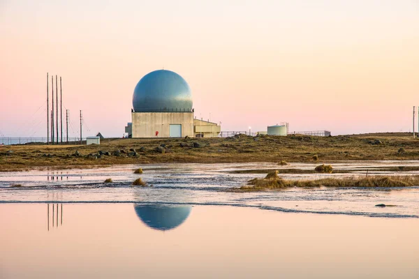 Günbatımında Güney İzlanda 'daki Stoksnes' in radar kubbesi