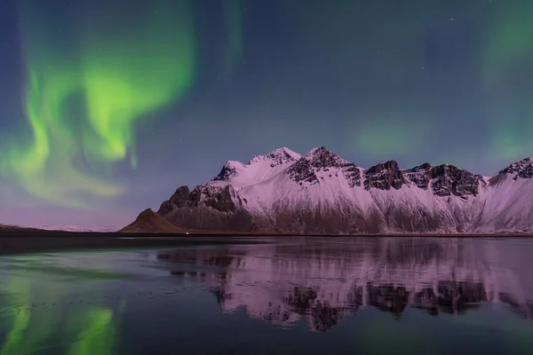 Aurora Borealis Над Горой Вестрахорн Юге Исландии — стоковое фото