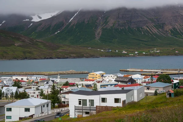 Kuzey İzlanda 'daki Olafsfjordur kasabasına bakın