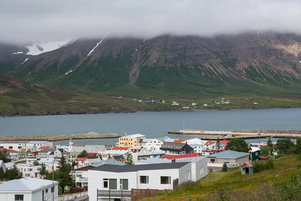Kuzey İzlanda 'daki Olafsfjordur kasabasına bakın