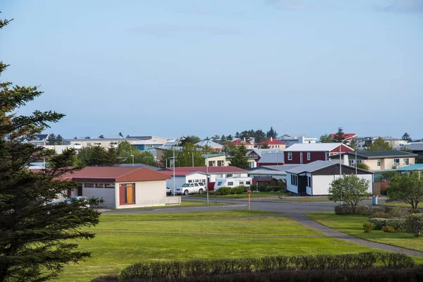 Güney İzlanda, Hornafjordur 'daki Hofn kasabası güneşli bir yaz gününde