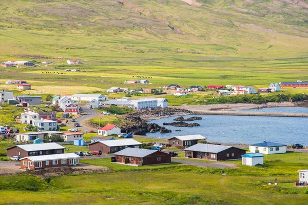 Doğu İzlanda, Borgarfjordur Eystri fiyordunda Bakkagerdi kasabası.