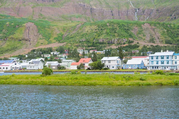 Seydisfjordur Kasabası, Doğu İzlanda Bir yaz günü