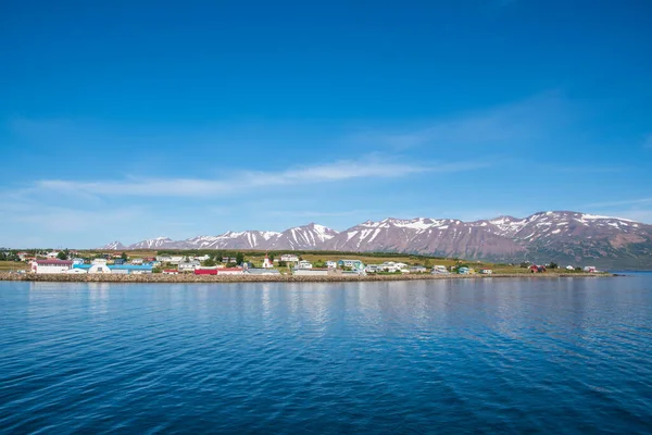 Día Verano Aldea Hrisey Islandia Del Norte Imagen de archivo