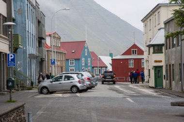 Isafjordur, İzlanda - 6 Temmuz. 2021: Kasaba merkezinde eski binalar
