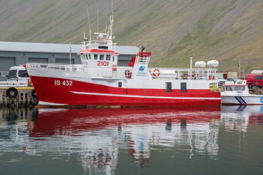 Isafjordur, İzlanda - 6 Temmuz. 2021: Tur şirketinden eski balıkçı teknesi Amazing Westfjords
