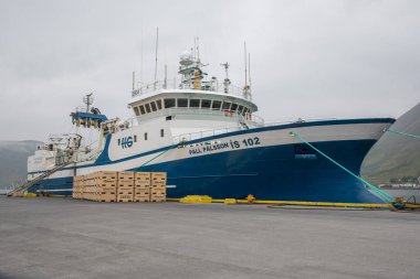 Isafjordur, İzlanda - 6 Temmuz. 2021: Trawler Pall Palsson limanda