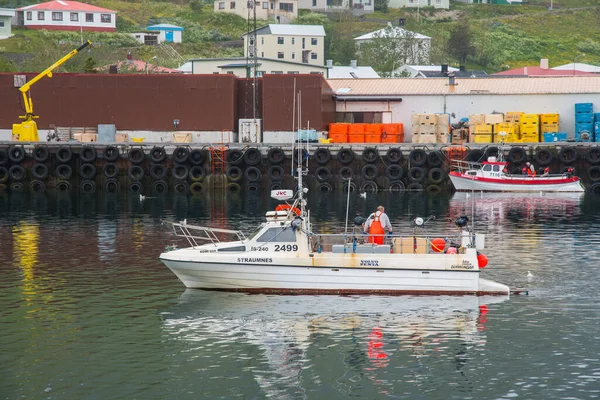 Sudureyri İzlanda - 6 Temmuz. 2021: Limanda balıkçı tekneleri