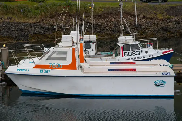 Sudureyri İzlanda - 6 Temmuz. 2021: Limanda balıkçı tekneleri